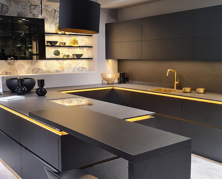 Cucina moderna dai toni scuri