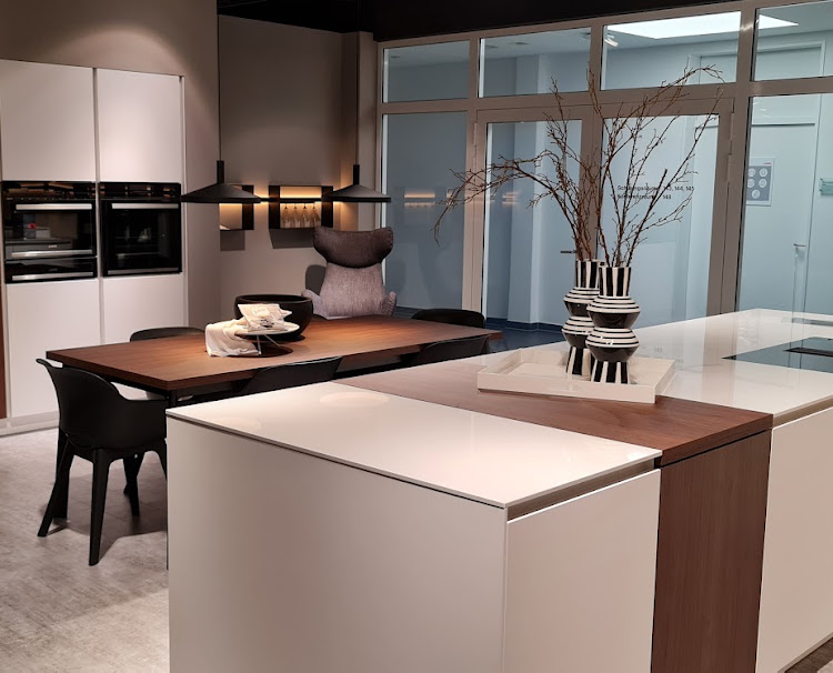 Isola cucina con finiture curate
